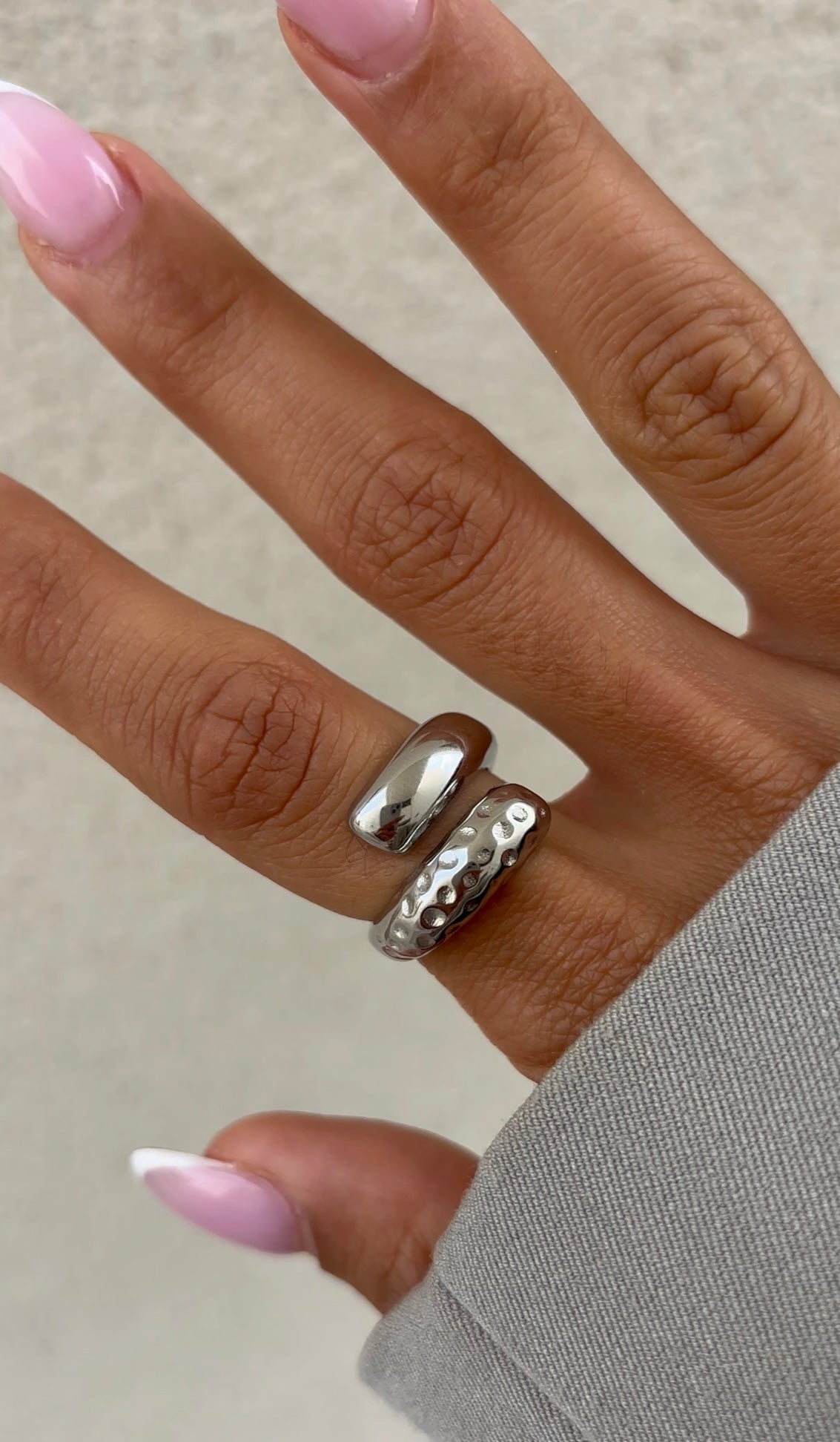 Anillo abrazo martillado
