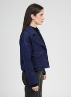 An'ge – Chaqueta Cassandra Bleu, chaqueta corta de lana azul marino llevada por una modelo, vista de perfil