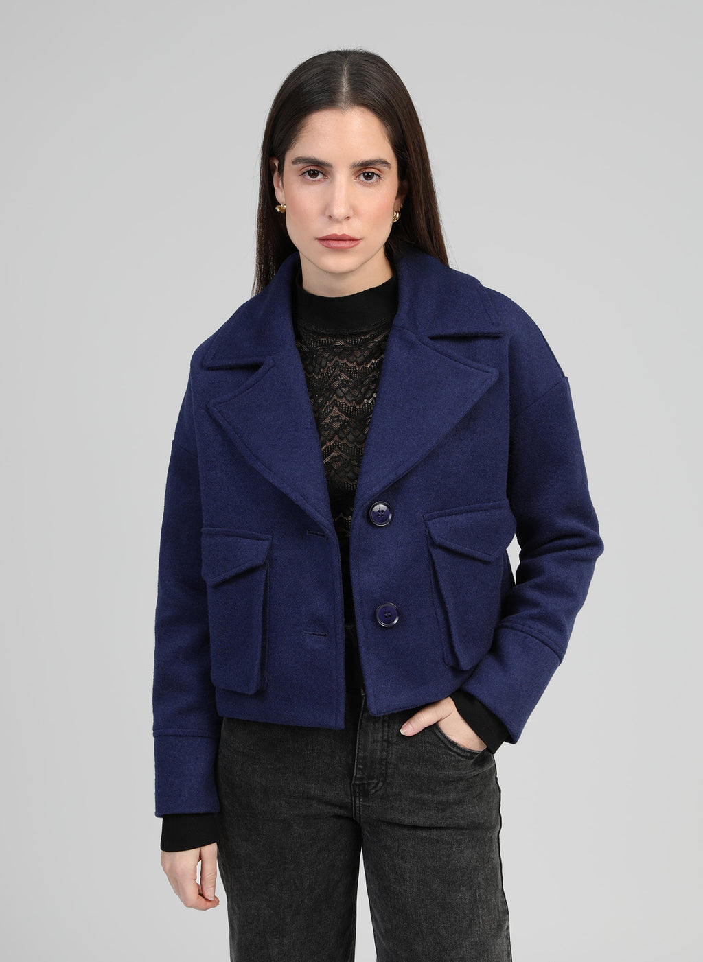 An'ge – Chaqueta Cassandra Bleu, modelo con chaqueta corta de lana azul marino, vista de frente