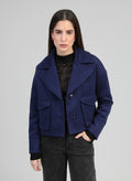 An'ge – Chaqueta Cassandra Bleu, modelo con chaqueta corta de lana azul marino, vista de frente