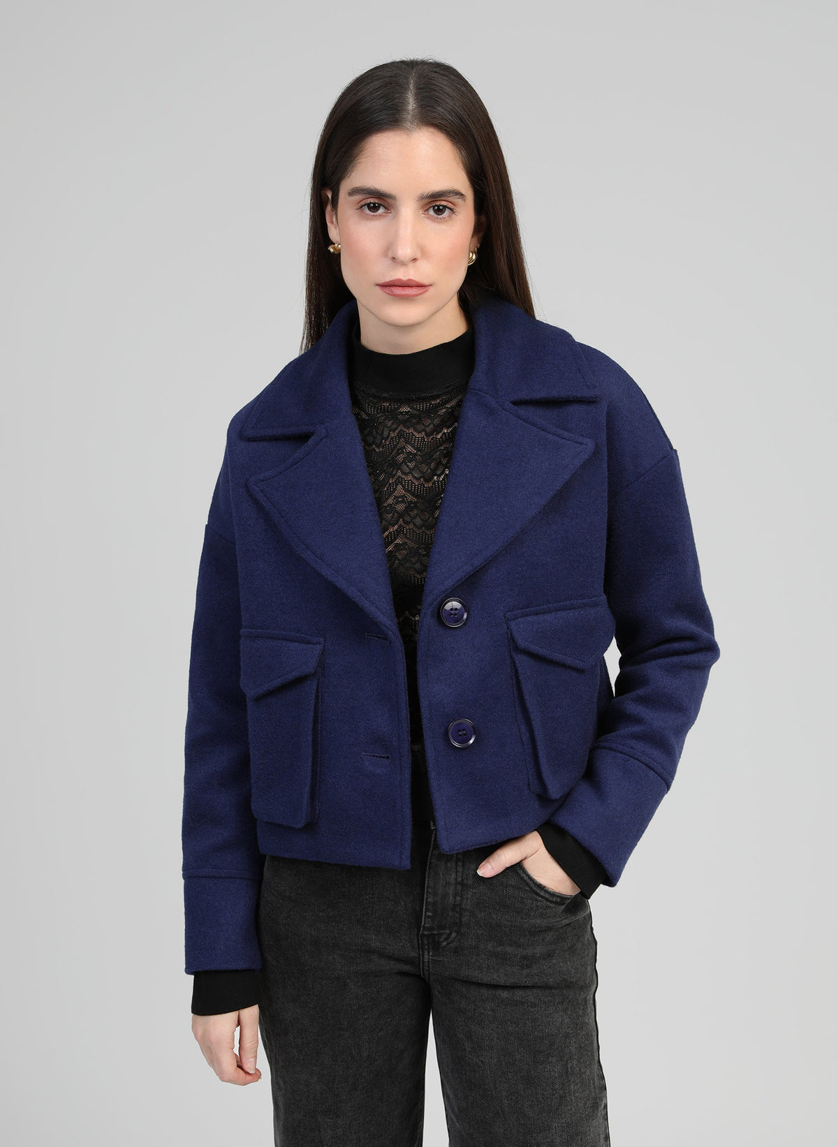 An'ge – Chaqueta Cassandra Bleu, modelo con chaqueta corta de lana azul marino, vista de frente