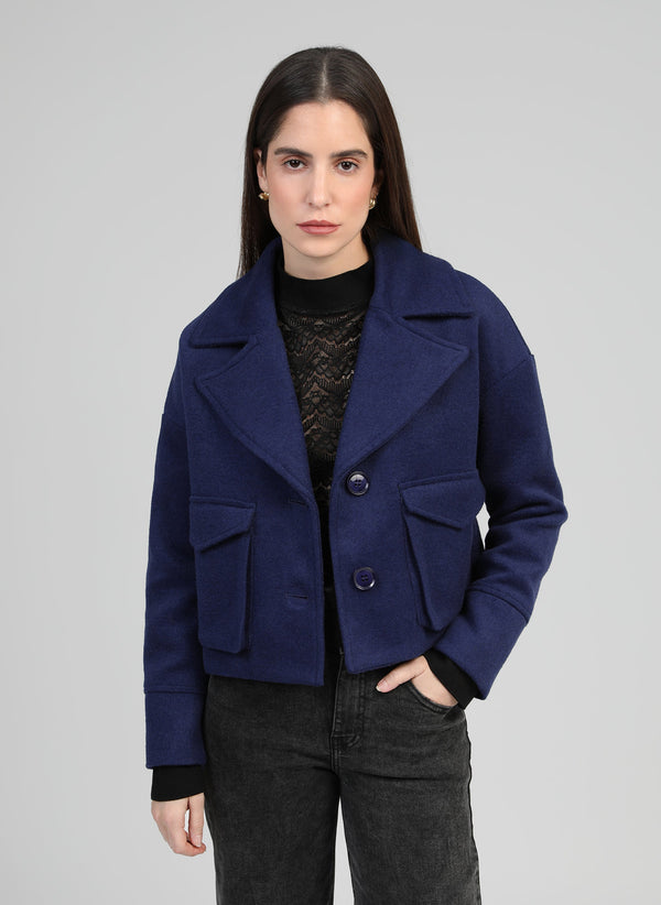 An'ge – Veste Cassandra Bleu, mannequin portant une veste courte en laine bleu marine, vue de face