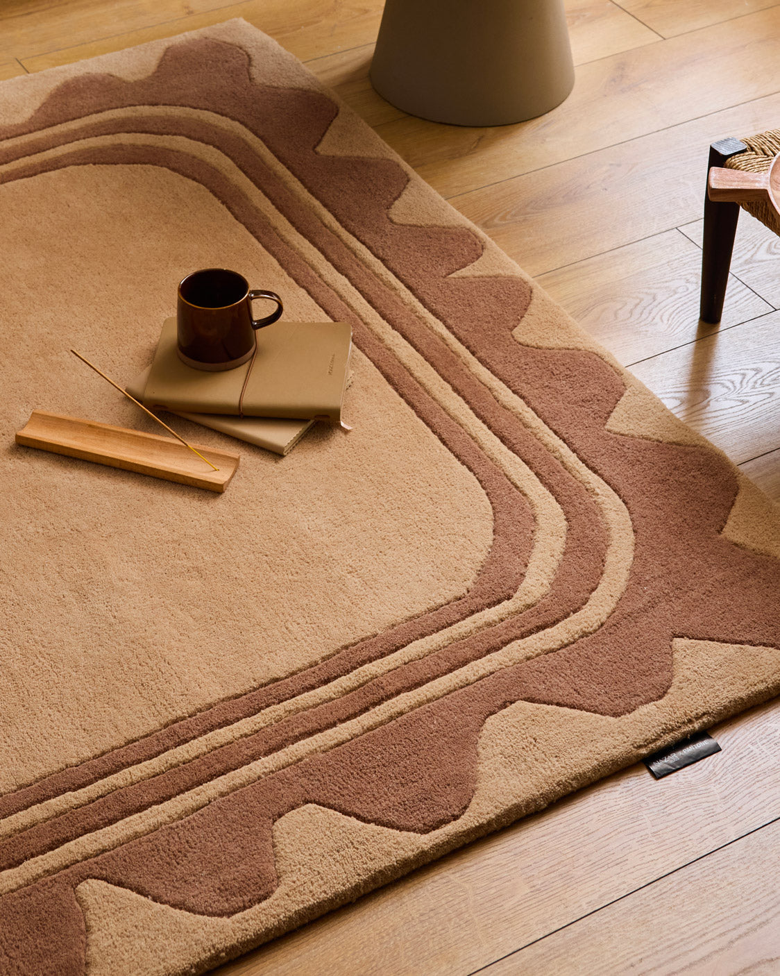 White Cedar – Alfombra de lana ondulada marrón White Cedar