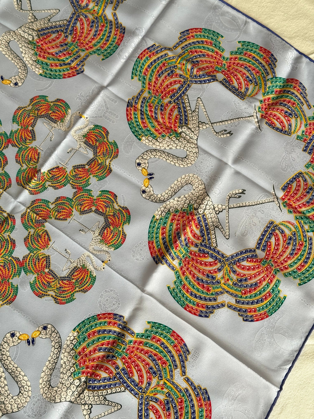 Bufanda Cartier – Estampados de plumas y cisnes multicolores