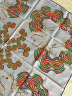 Bufanda Cartier – Estampados de plumas y cisnes multicolores
