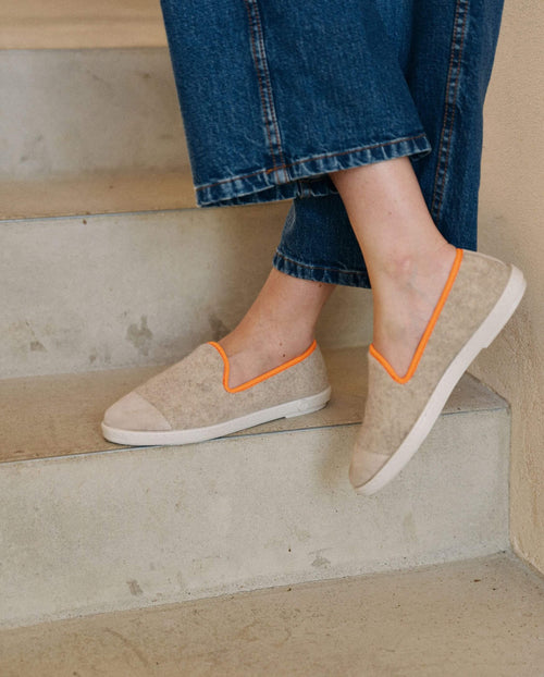 Chausson femme laine beige orange fluo close up Angarde