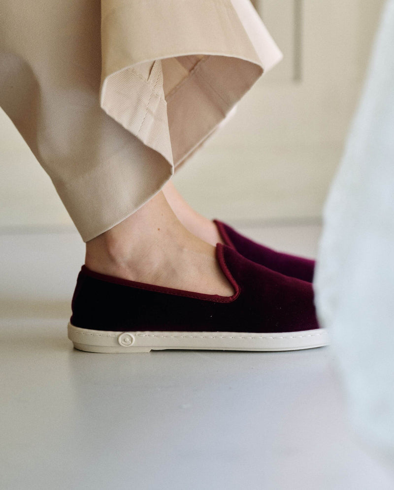 Chausson femme velours bordeaux close up profil Angarde