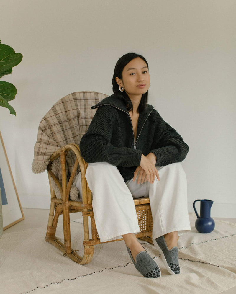 Zapatilla de lana para mujer en gris leopardo Angarde lifestyle