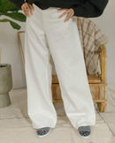 Zapatilla de mujer Angarde de lana gris leopardo usada de pie