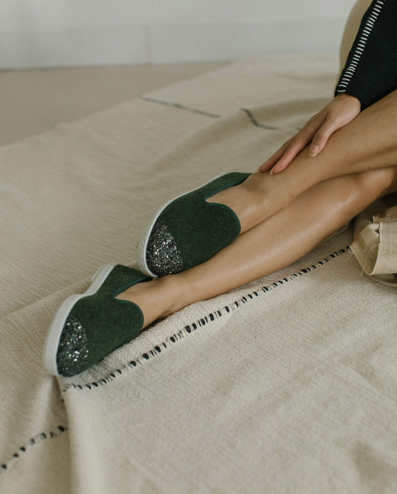 Zapatilla de mujer Angarde de lana verde brillante desgastada 