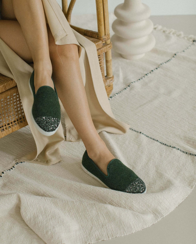 Zapatilla de mujer Angarde de lana verde con lentejuelas sentada