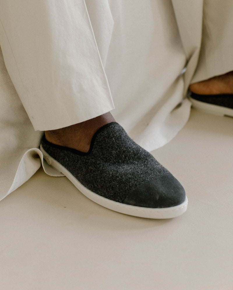 Mules de lana para hombre, gris negro Angarde usado en primer plano