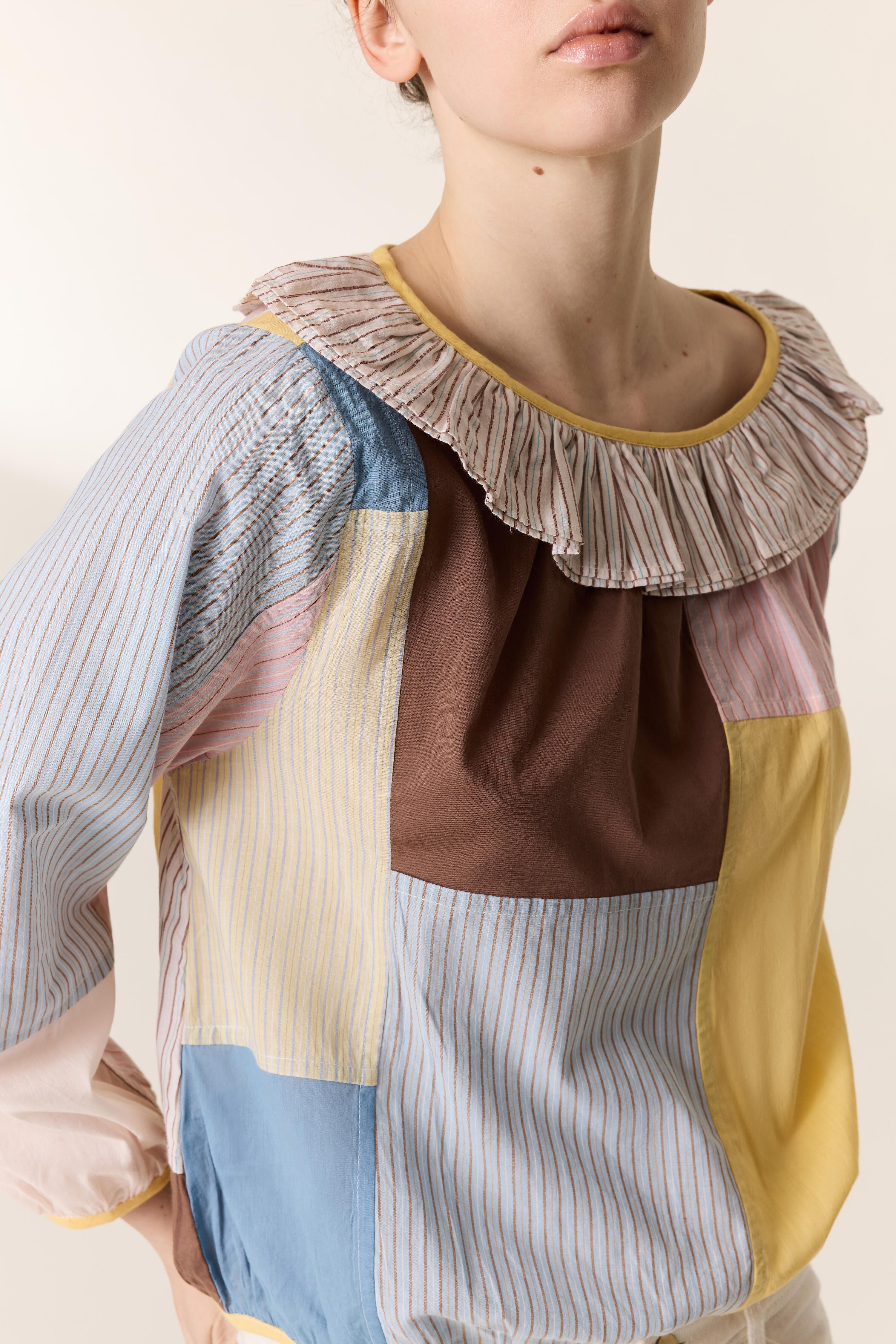 Camisa con parche circular