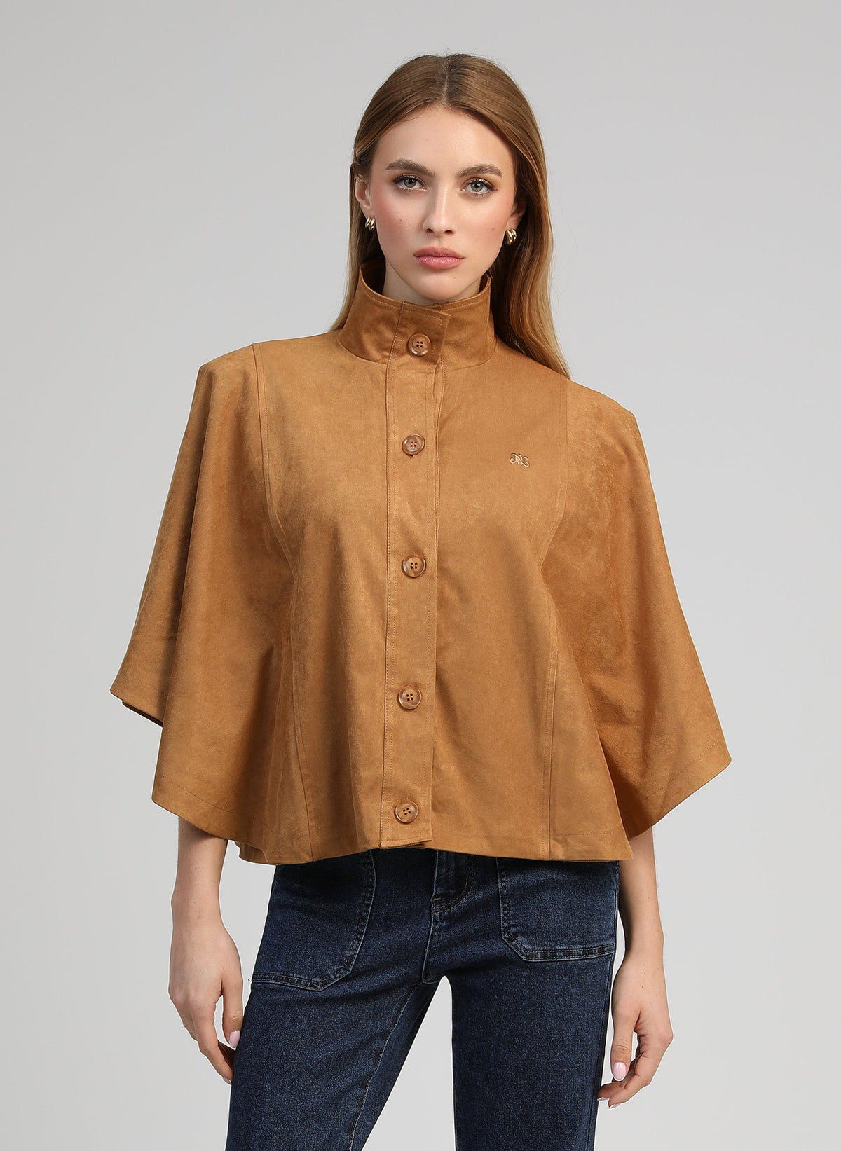 An'ge – Veste Christelle Camel, mannequin portant une veste cape courte en daim marron, vue de face
