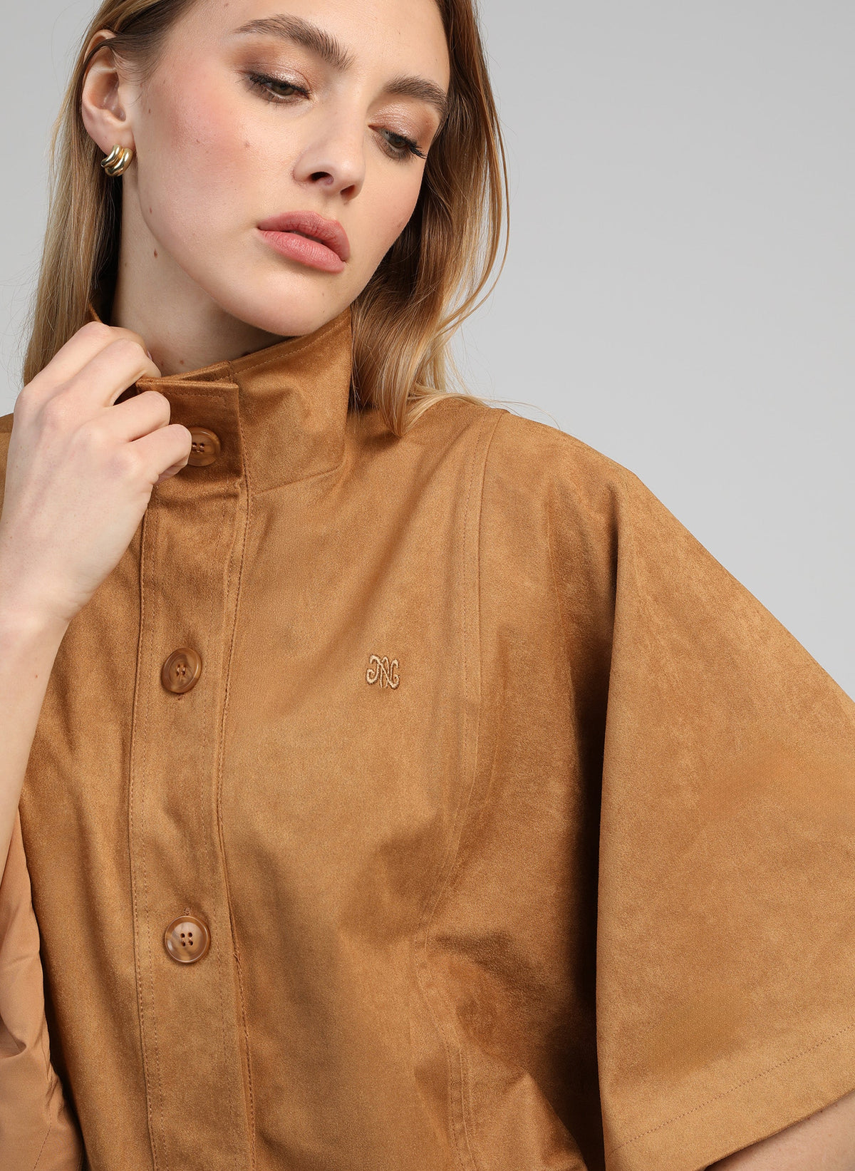 An'ge – Veste Christelle Camel, mannequin portant une veste marron en daim, vue de face, gros plan