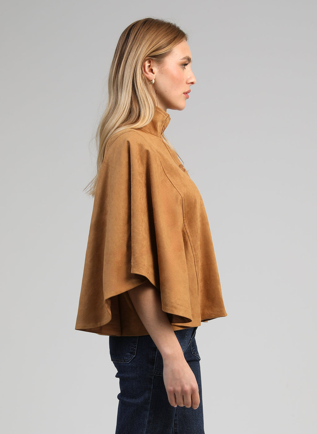 An'ge – Veste Christelle Camel, mannequin femme blonde de profil portant une cape marron en daim
