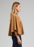 An'ge – Veste Christelle Camel, mannequin femme blonde de profil portant une cape marron en daim