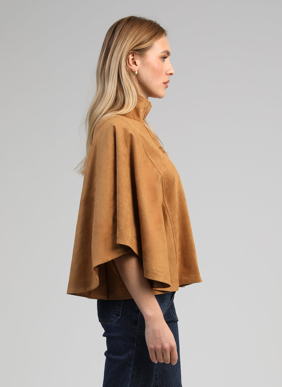 An'ge – Veste Christelle Camel, mannequin femme blonde de profil portant une cape marron en daim