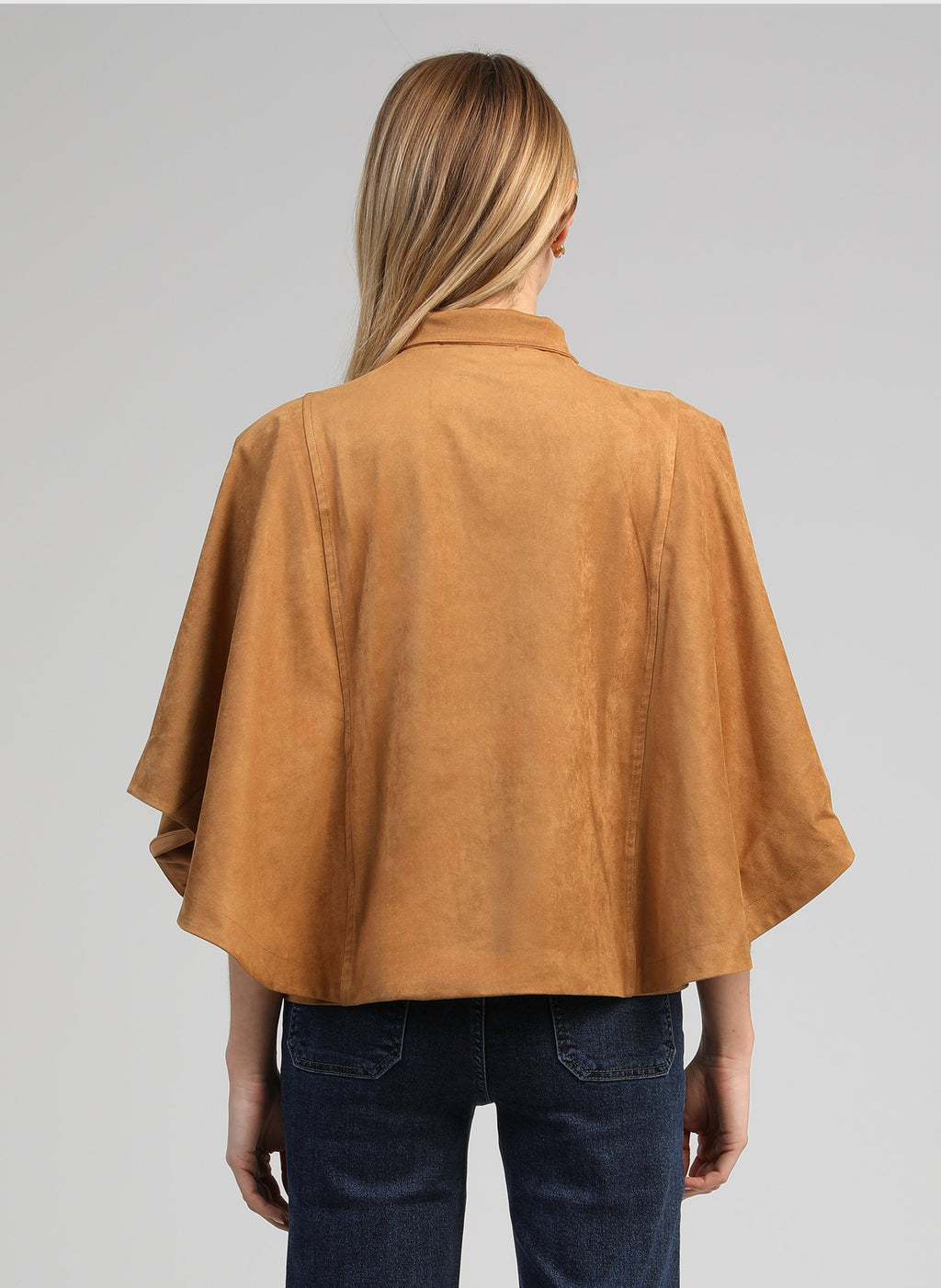 An'ge – Veste Christelle Camel, mannequin de dos portant une cape en daim marron clair et un jean bleu