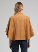 An'ge – Veste Christelle Camel, mannequin de dos portant une cape en daim marron clair et un jean bleu