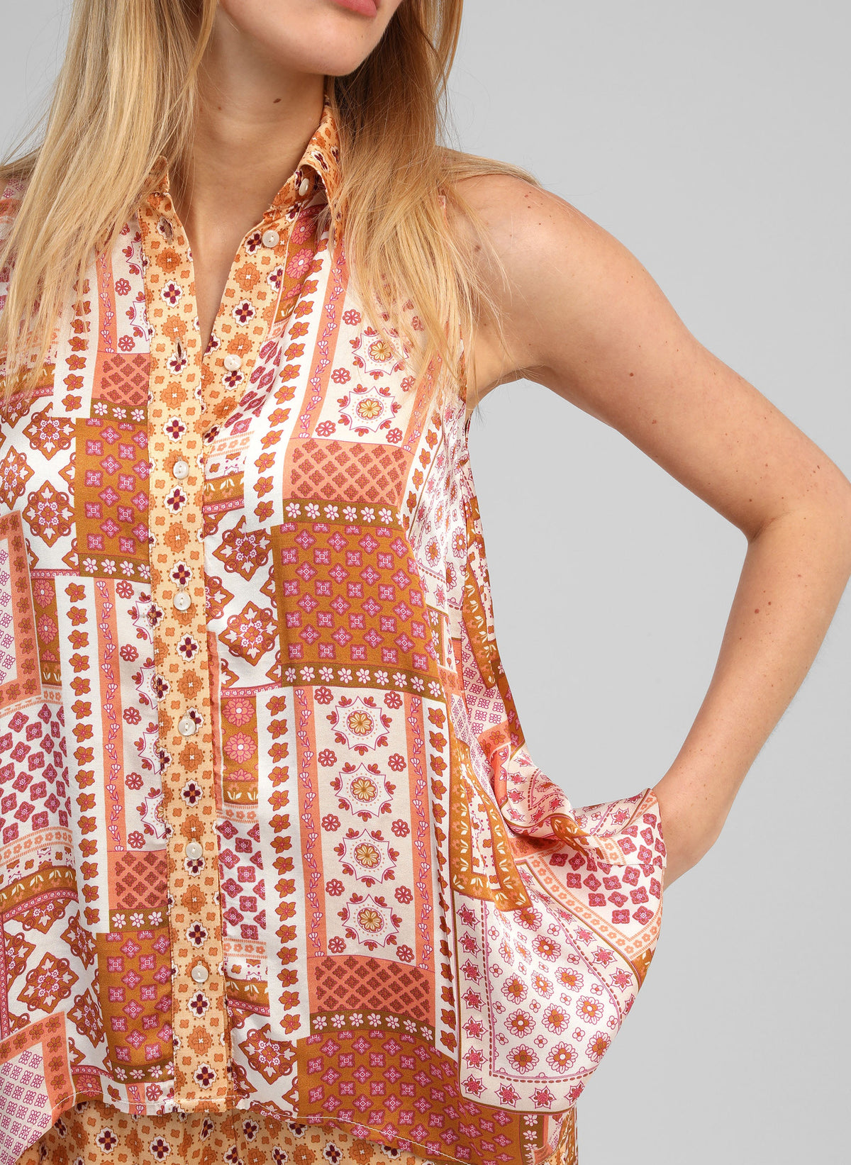 An'ge – Chemise Klarissa Patchila Ocre, haut sans manches à motifs colorés porté par une femme blonde