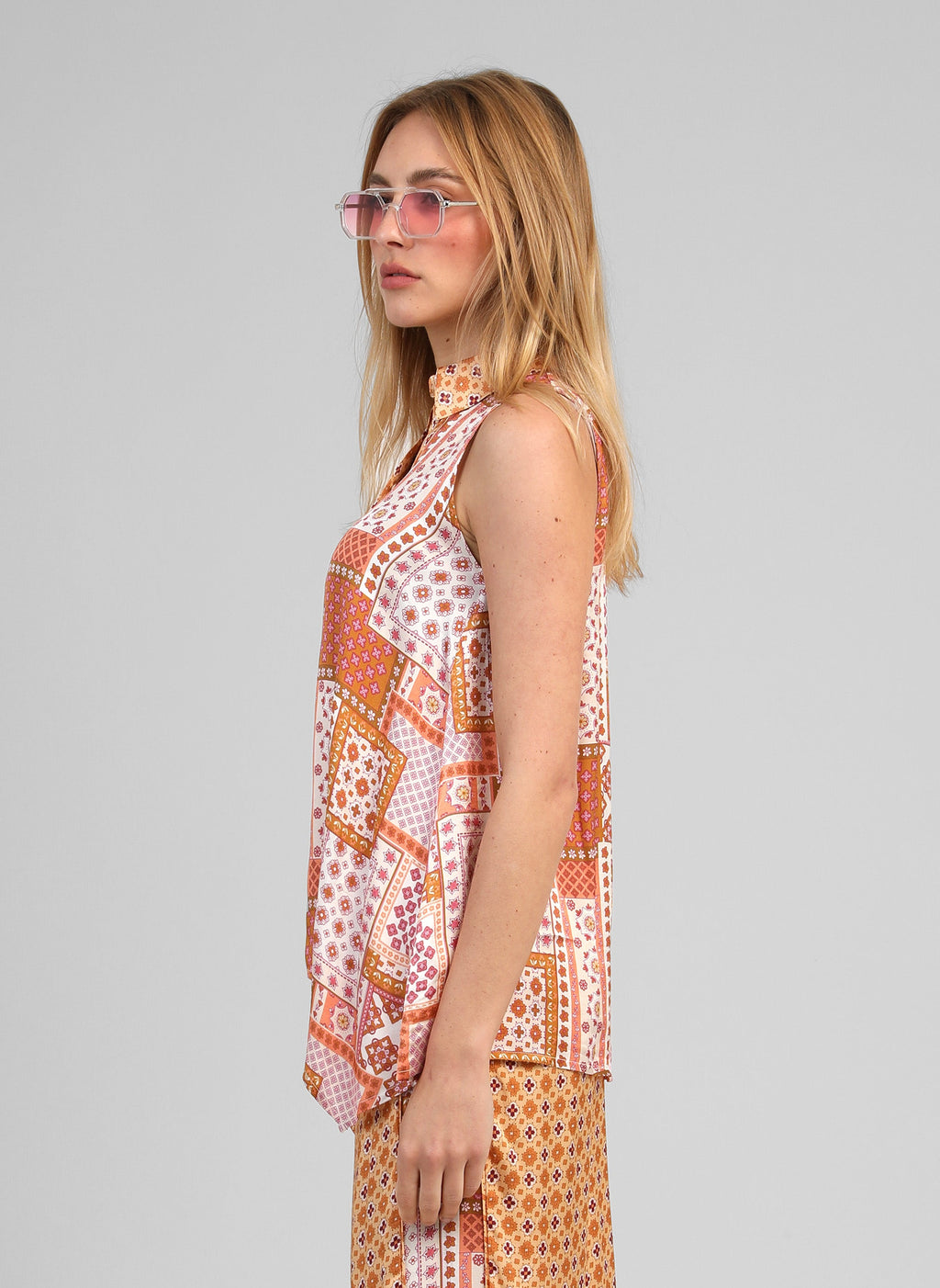 An'ge – Chemise Klarissa Patchila Ocre, mannequin portant un haut sans manches à motifs colorés, vue de profil