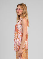 An'ge – Chemise Klarissa Patchila Ocre, mannequin portant un haut sans manches à motifs colorés, vue de profil