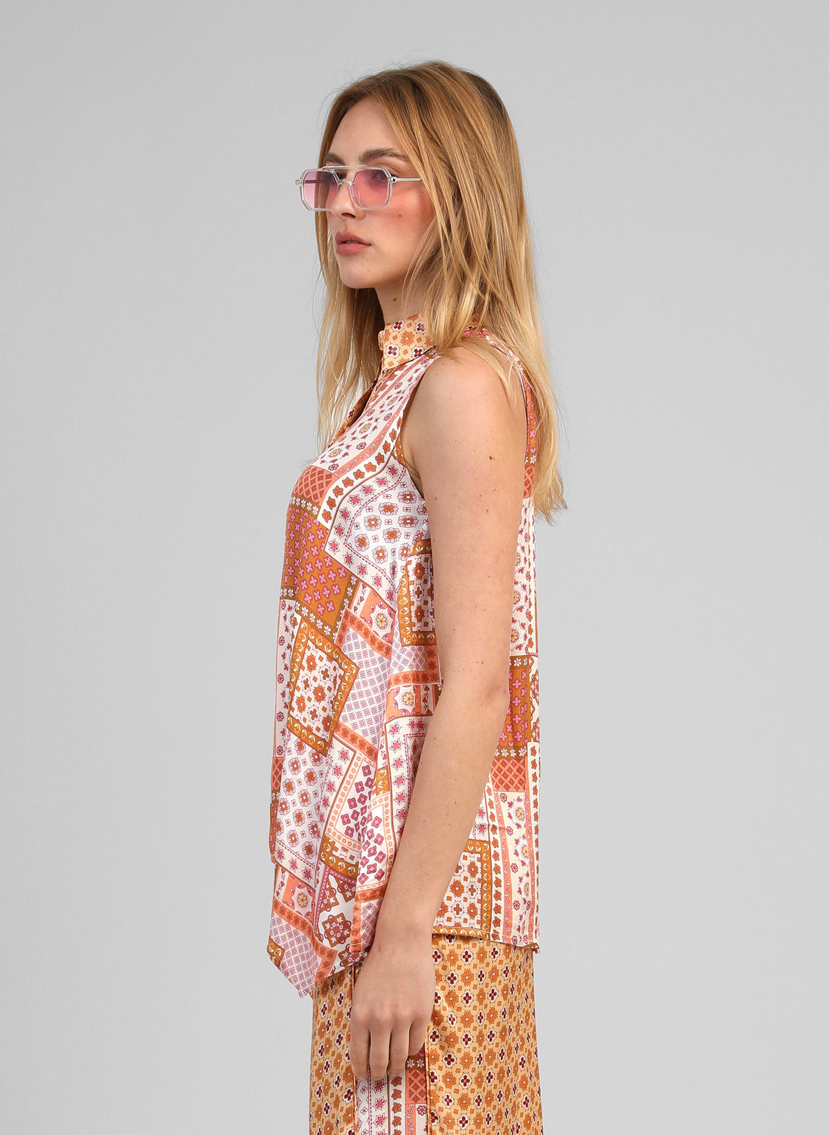 An'ge – Chemise Klarissa Patchila Ocre, mannequin portant un haut sans manches à motifs colorés, vue de profil