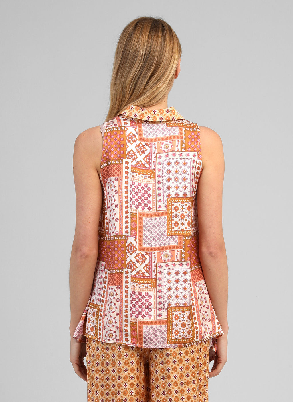 An'ge – Chemise Klarissa Patchila Ocre, haut sans manches à motifs patchwork colorés porté de dos par une femme