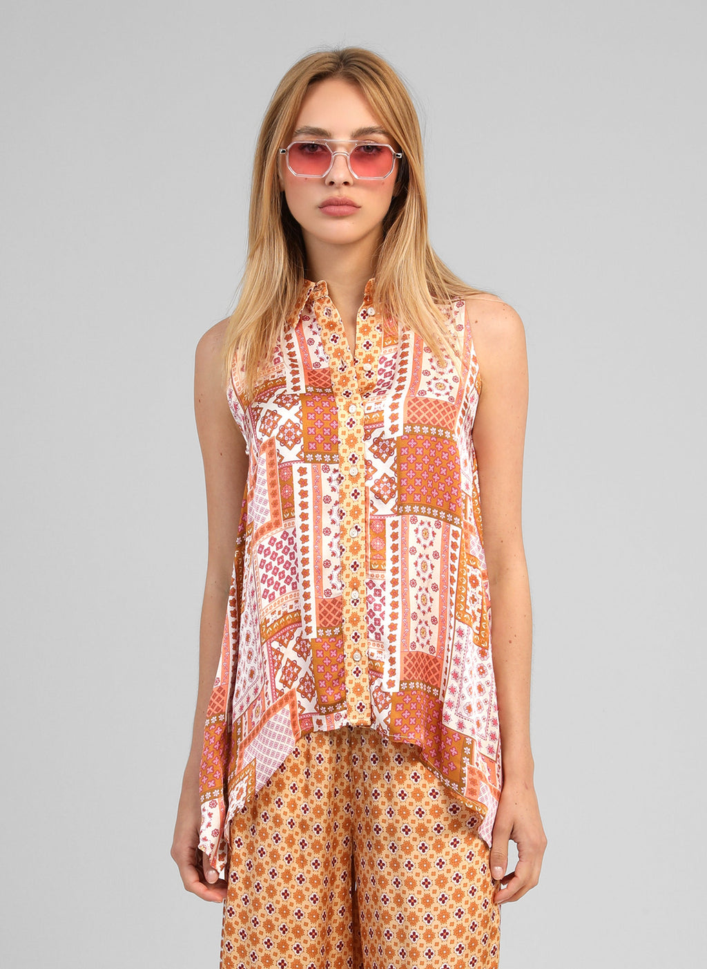 An'ge – Chemise Klarissa Patchila Ocre, mannequin portant un chemisier sans manches à motifs patchwork colorés, vue de face