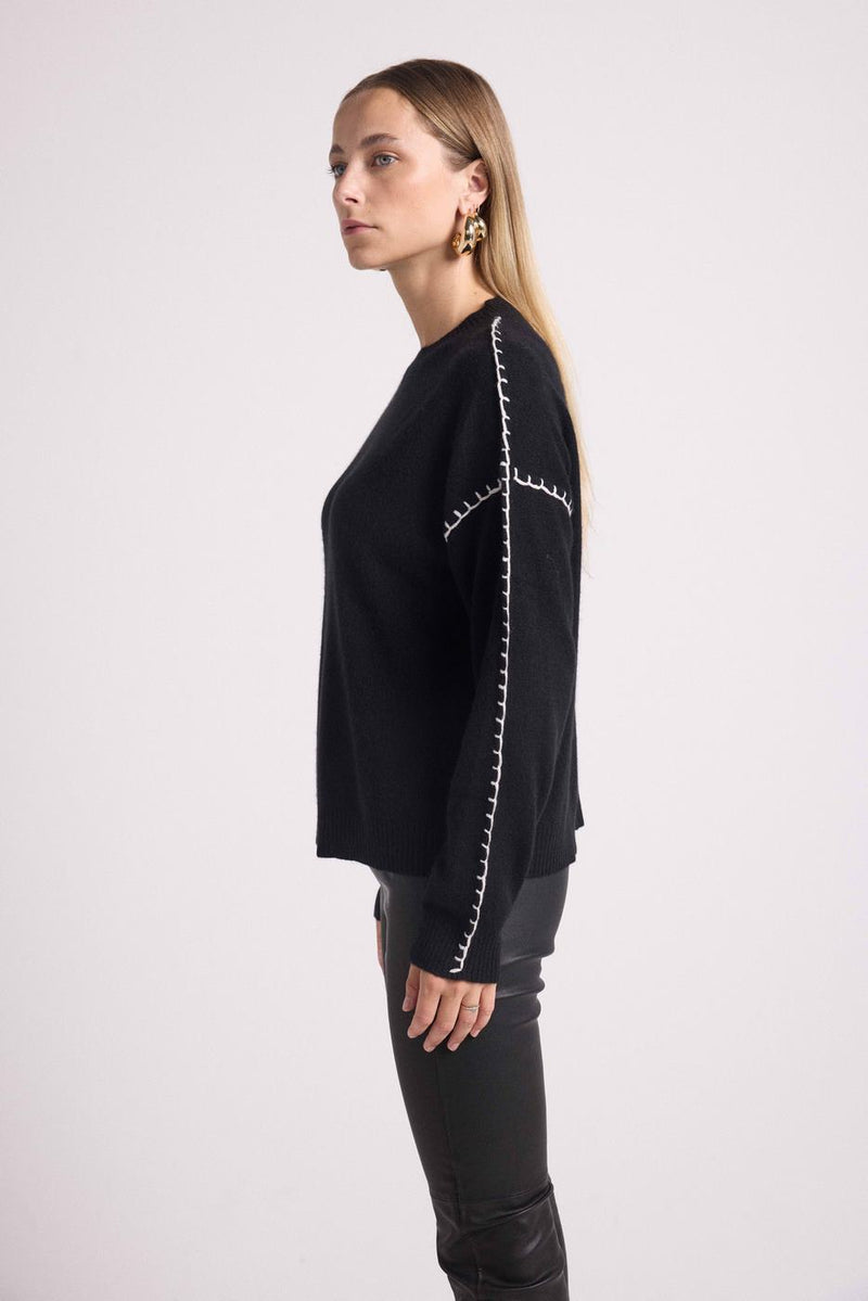 Clarisse Jersey Cuello Redondo Sobrecosido - Negro Con Pespuntes Blancos - 100% Cachemira Oeko-Tex - Mujer