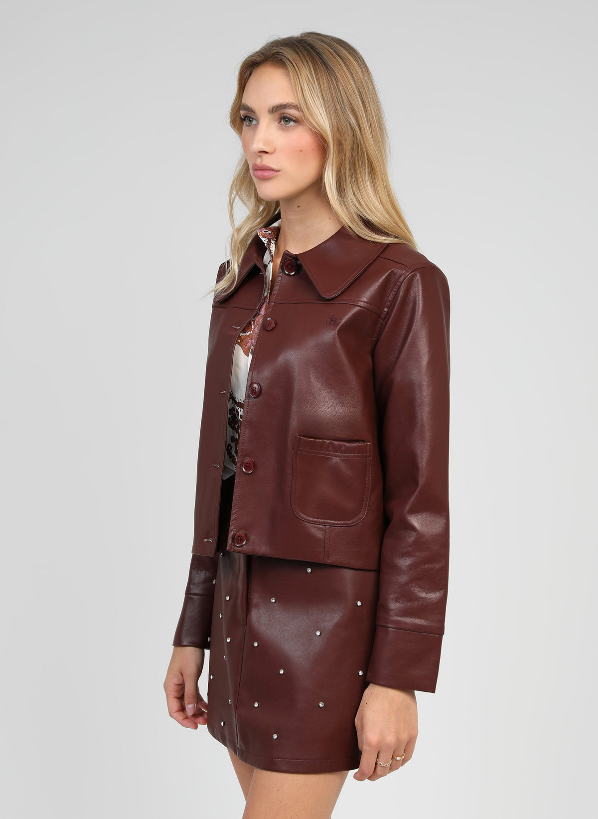 An'ge – Veste Claudiane Wine, mannequin portant une veste et une jupe en cuir marron