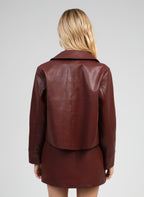 An'ge – Veste Claudiane Wine, mannequin de dos portant une veste et une jupe en cuir marron