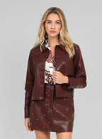 An'ge – Veste Claudiane Wine, mannequin portant une veste et une jupe en cuir marron de face