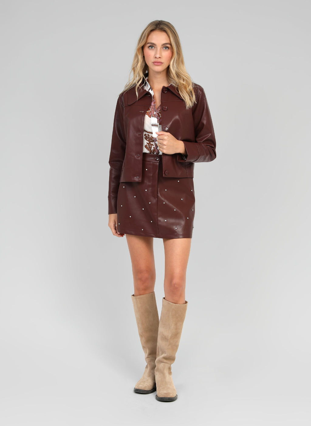 An'ge – Veste Claudiane Wine, mannequin portant une veste et une jupe marron en cuir, vue de face