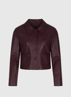 An'ge – Veste Claudiane Wine, veste courte en cuir bordeaux, vue de face sur fond uni