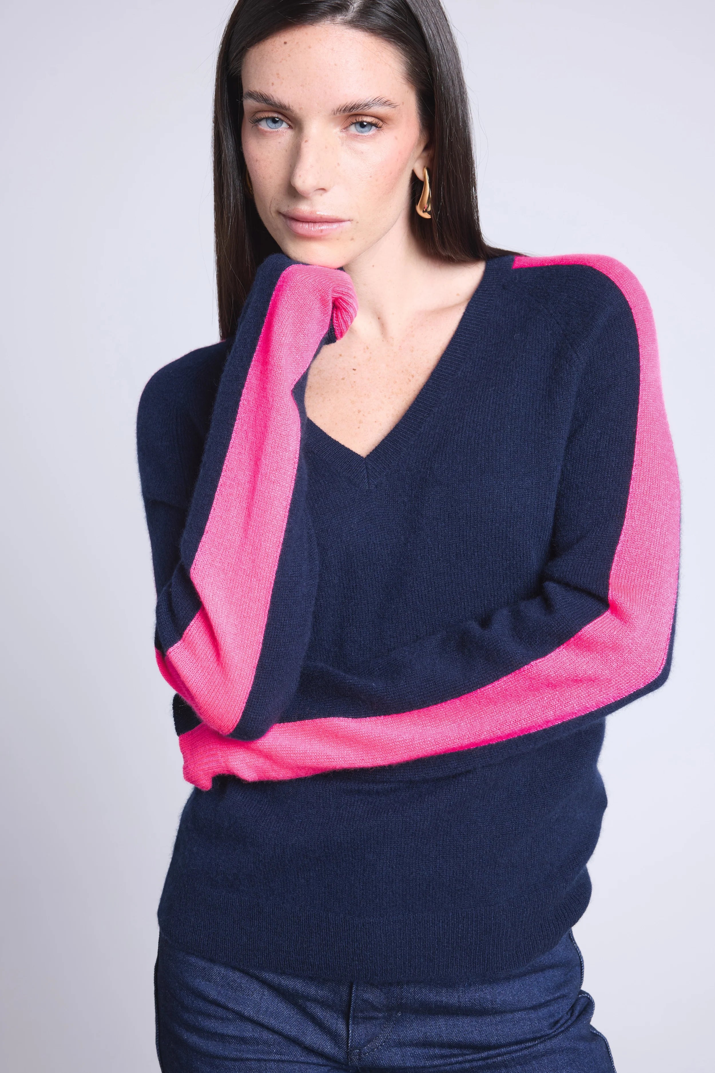 Pull Col V Bande Rose Coline - Bleu Marine Et Rose Fluo - Femme