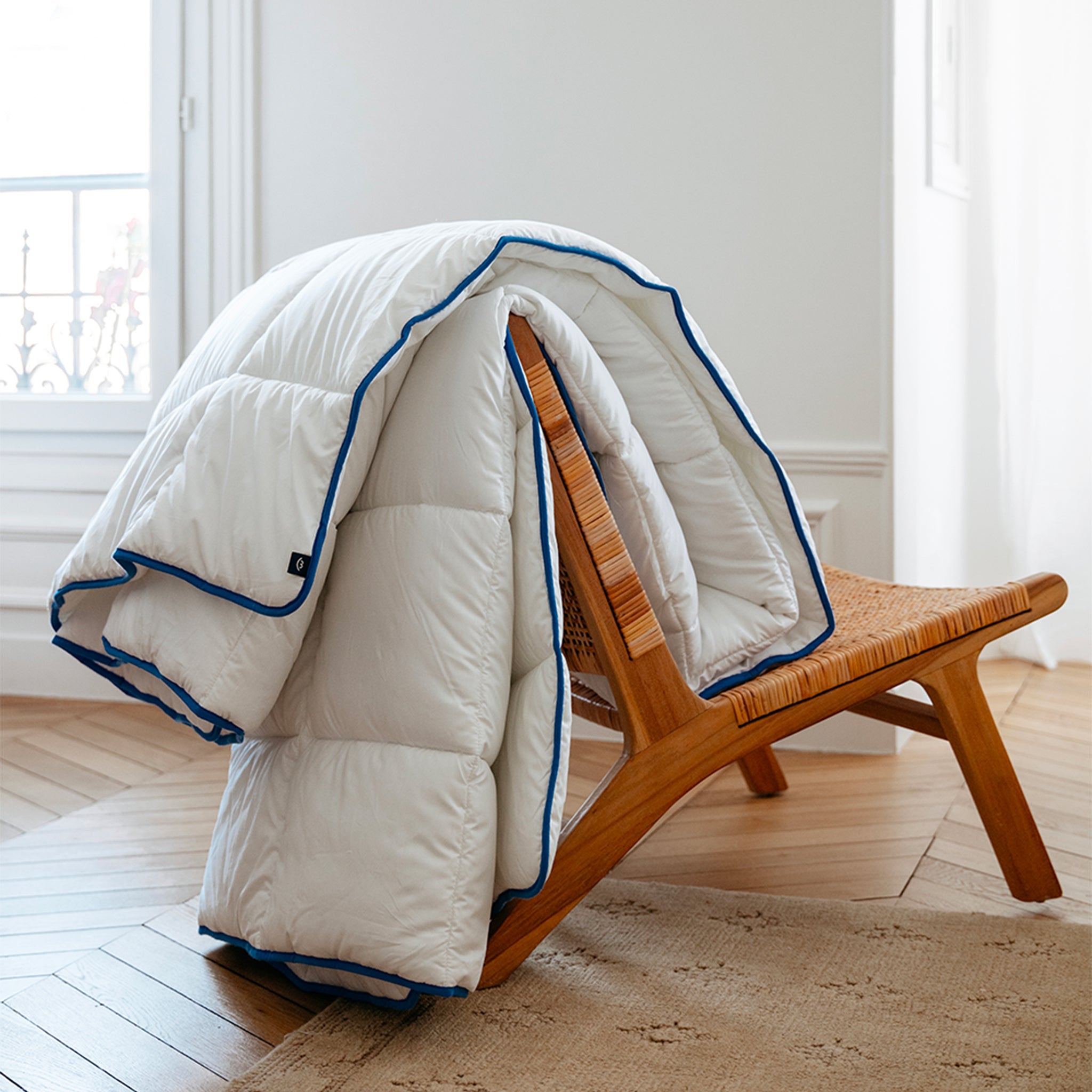 Couette légère temperée 100% fibres creuses siliconnées, enveloppe coton