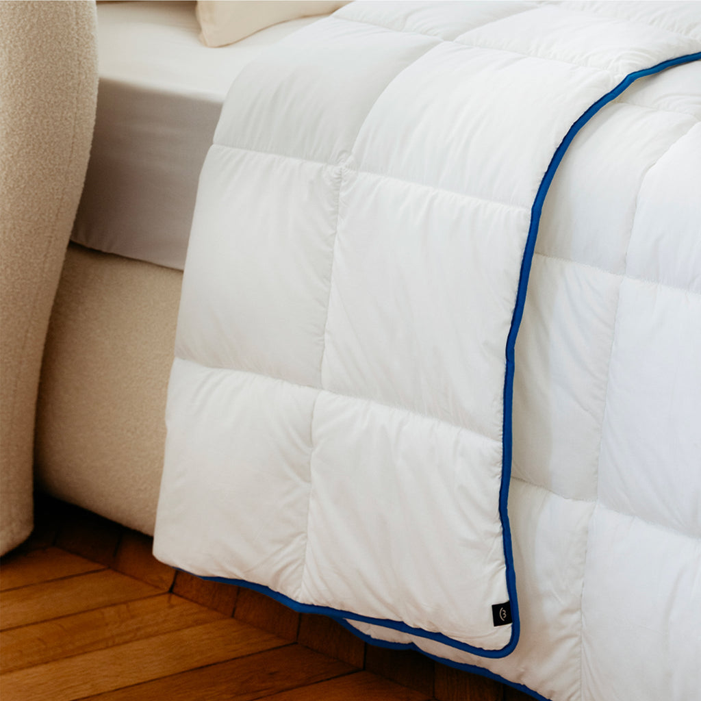 Couette légère temperée 100% fibres creuses siliconnées, enveloppe coton