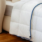 Couette légère temperée 100% fibres creuses siliconnées, enveloppe coton