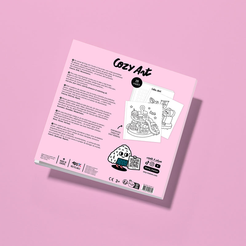 Dos du cahier de coloriage OMY Cozy Art Kawaii – description du produit en français et autres langues, illustrations intérieures en noir et blanc détachables, mascotte adorable, pictogrammes d'impression, mention "Made in France" et visuels feel good – carnet créatif et apaisant 100% recyclable pour enfants et adultes