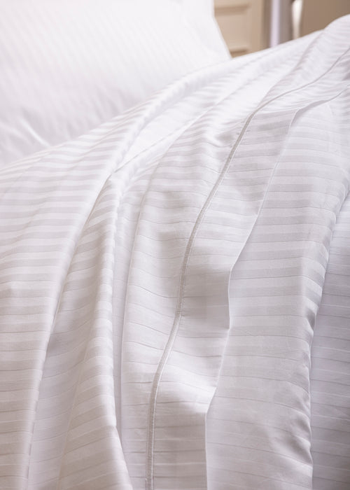 Drap Plat "Prestige" - 100% Satin De Coton Peigné Avec Fines Rayures - Blanc