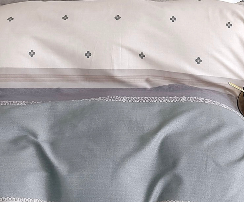 Parure De Couette Imprimé Double Face + 2 Taies D'Oreiller Volant Plat Piqué - 100% Percale Pur Coton Peigné