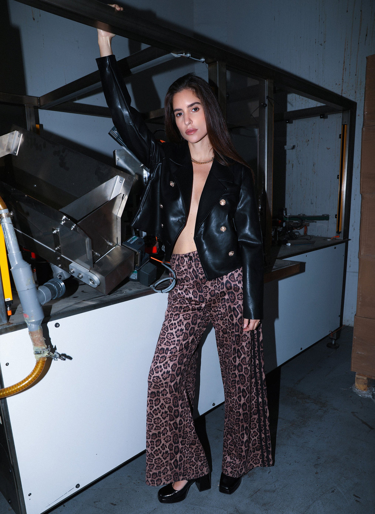An'ge – Pantalon Perleo Noir, mannequin portant une veste en cuir noire et un pantalon imprimé léopard