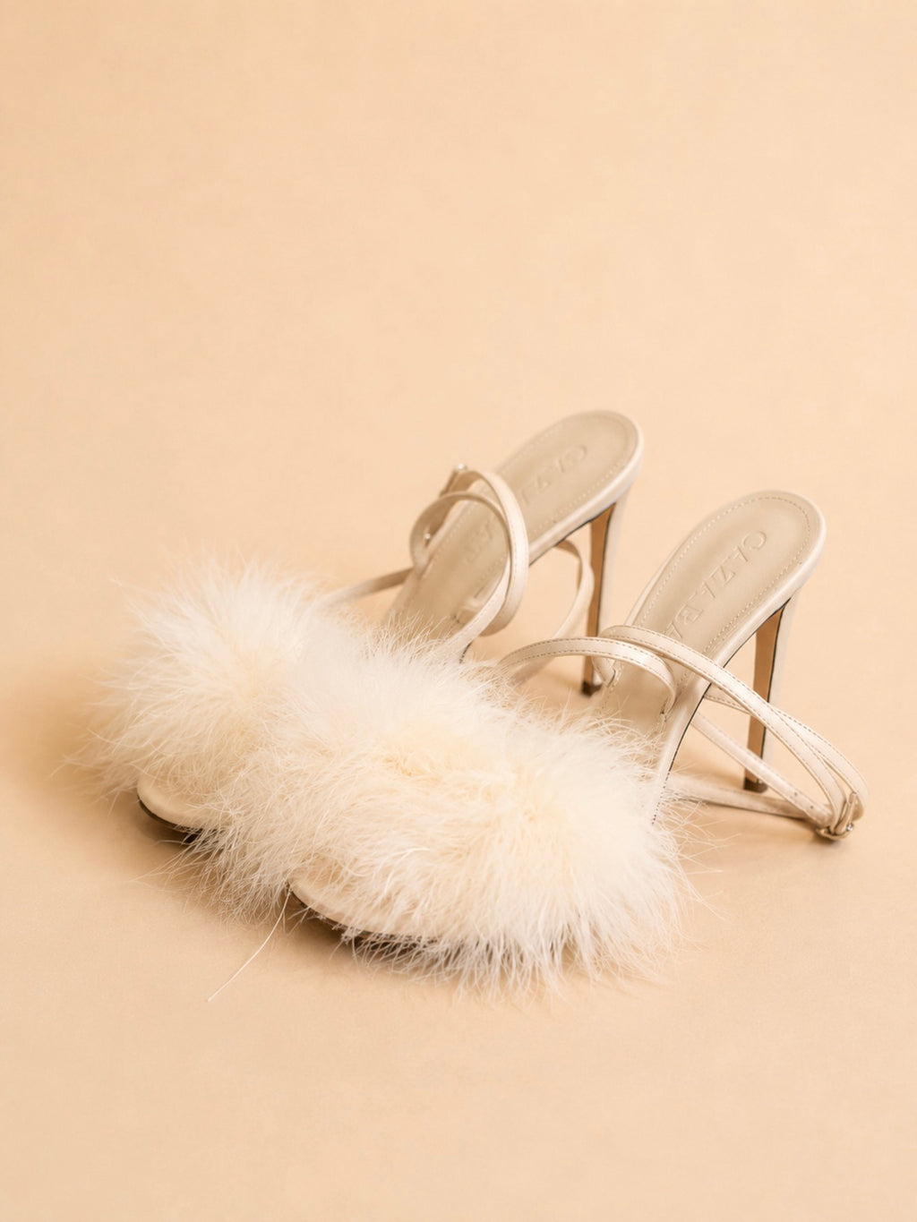 CAZABAT – Omyra - In Ivory Nappa, ein Paar weiße Stilettosandalen mit flauschigen Federn