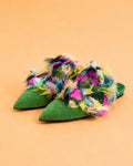 CAZABAT – Baba - Flat In Green Suede & Multicolor Organza, groene suède muiltjes met kleurrijke kwastjes op de wreef