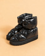 CAZABAT – Cazaboot - Boot In Black Nylon, glänzende schwarze Winterstiefel, Vorderansicht vor beigem Hintergrund