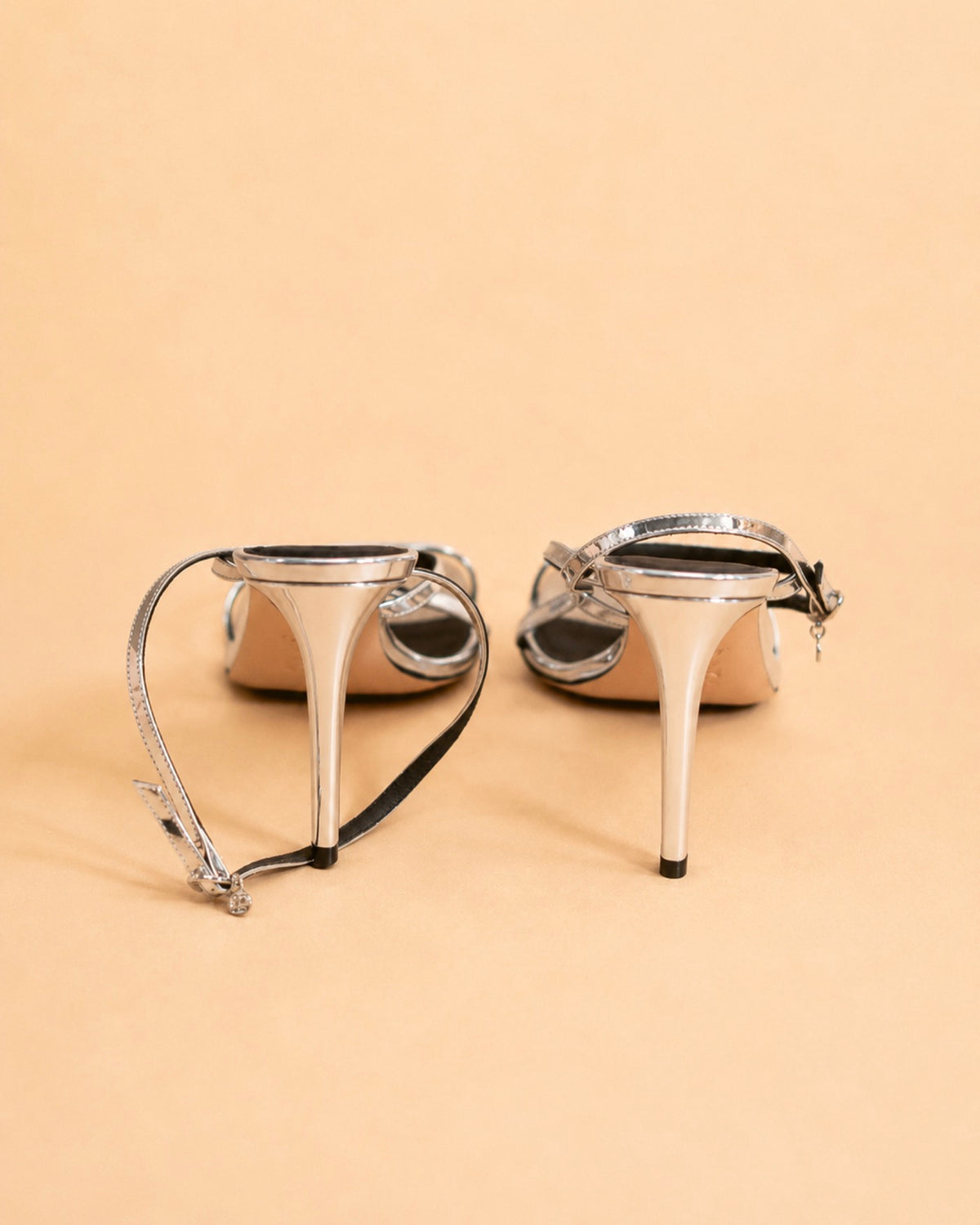 CAZABAT – Aria - In Silver Mirrored Leather, to sølvfarvede stilet-sandaler, set bagfra