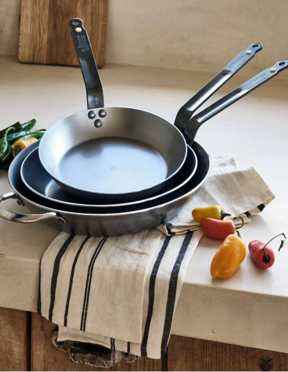 Carbone Plus Round Pan - High-Temperature Handle