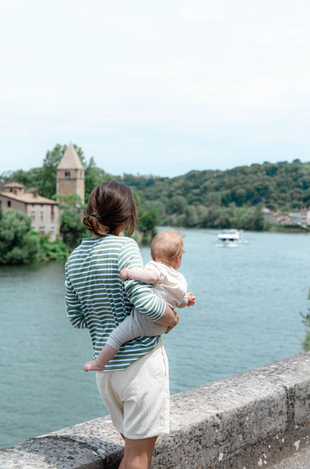 Aimée – Le Tee-Shirt Marinière D’Allaitement Ensoleillé